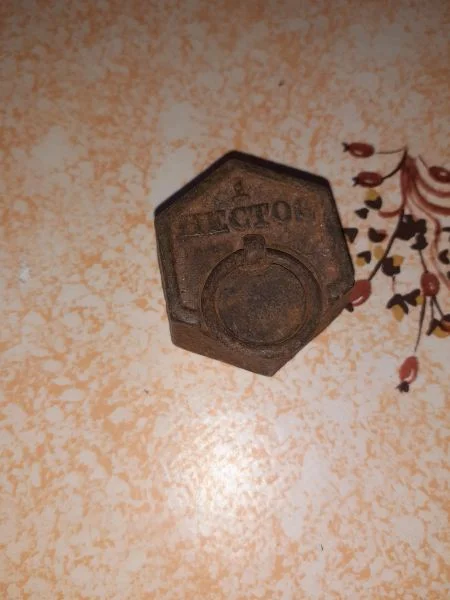 Ancien poids hexagonal de 100g - Collection - Saint-Satur (18300)