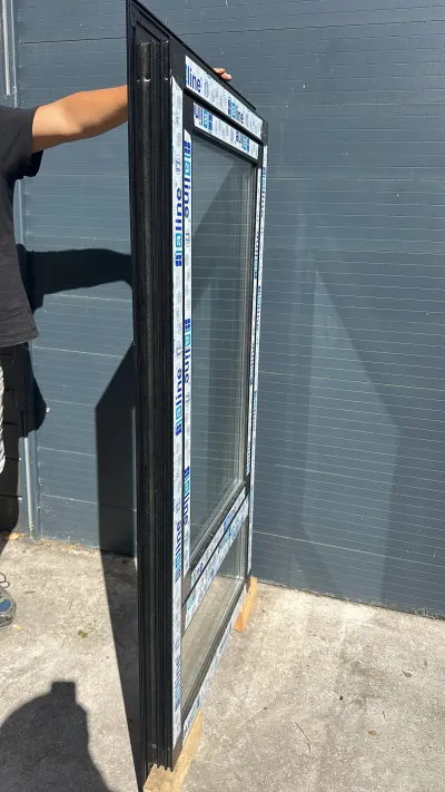 Fenêtre alu noir un vantail avec sous- bassement - photo 2