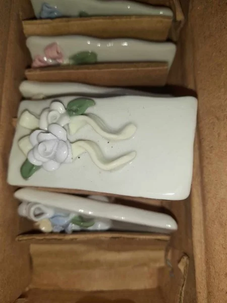 Boite de 6 portes noms en céramique - vintage - Décoration - Saint-Satur (18300)