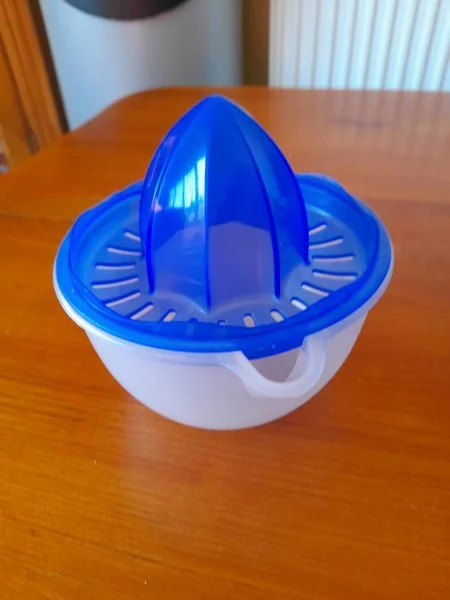 Presse agrume en plastique - Collection - Saint-Satur (18300)