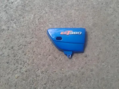 Cache latéral droit bleu foncé suzuki gt 380 - photo 4