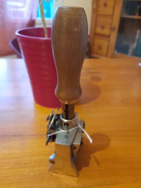 Ancien tampon encreur - dateur - collection bureau - Collection - Saint-Satur (18300)