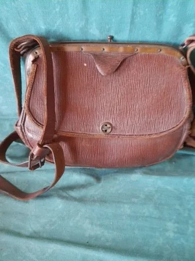 Vend besace ancienne cuir - Collection - Villeneuve-en-Retz (44580)