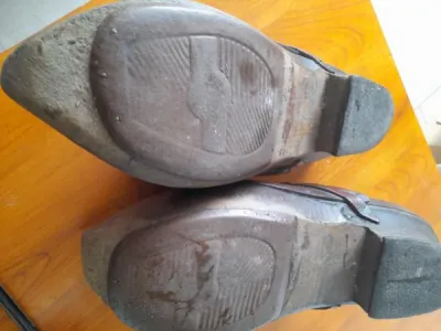 Ancienne paire de sabots en bois et brides cuir - Collection