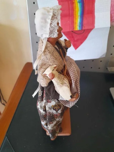 Veritable santon en argile - la bergère - Collection - Saint-Satur (18300)