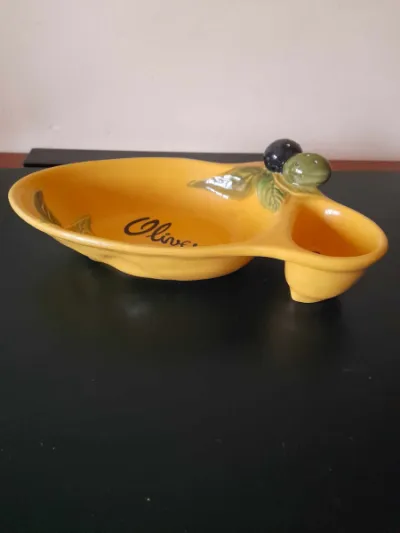 Plat aperitif en céramique à olives , noyaux - Collection - Saint-Satur (18300)