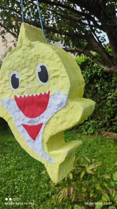PINATA BEBE REQUIN JAUNE H40xP10xL34 - NEUF - photo 2