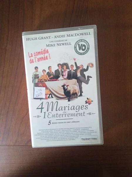 Vhs " 4 mariages et 1 enterrement " - CD, DVD & Vinyles - Saint-Satur (18300)