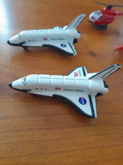 Lot 2 avions miniature et 3 hélicoptère en métal - photo 2