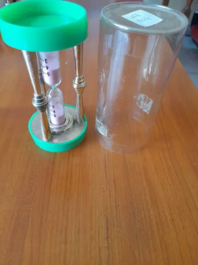 Sablier en verre et plastique - photo 4