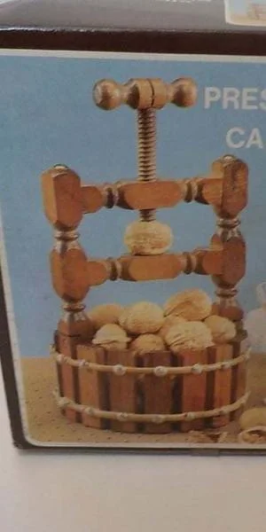 Ancien pressoir en bois - casse noix - bol à noix - Collection - Saint-Satur (18300)
