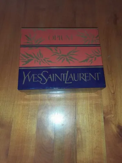 Boite publicitaire vide en carton yves saint laure - photo 3