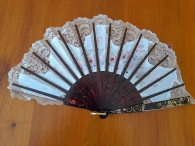 Eventail brodé armature plastique,objet de déco - photo 2