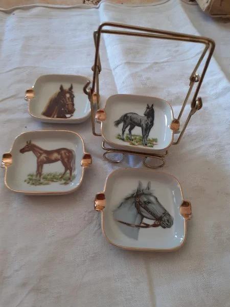 Ensemble 4 mini cendriers sur présentoir - Collection - Saint-Satur (18300)