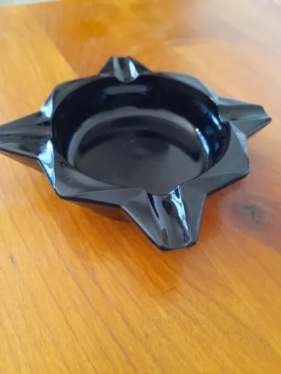 Cendrier en verre teinté noir moulé - forme étoile - Décoration - Saint-Satur (18300)