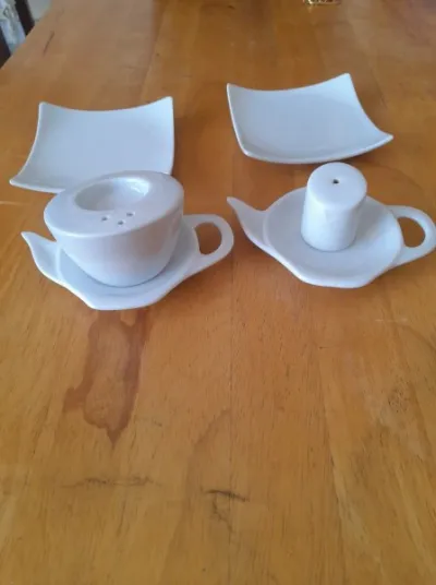 Lot poivrier, salière, coupelles en porcelaine - photo 3