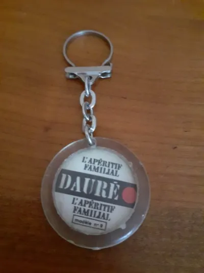 Ancien porte clé publicitaire dauré apéritif - Collection - Saint-Satur (18300)