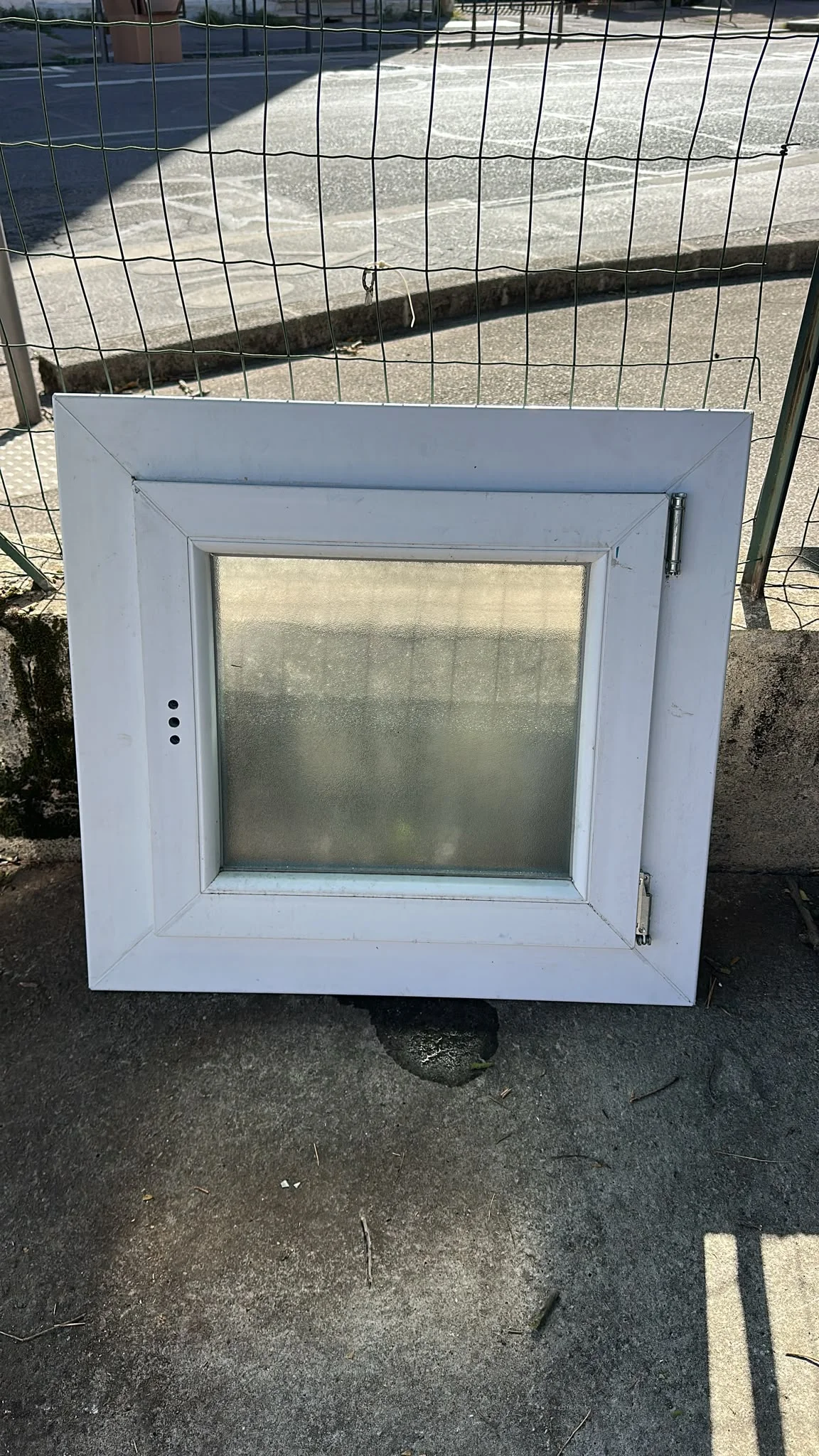 Fenêtre PVC blanc 1 vantail vitre granité - Bricolage - Porte des Pierres Dorées (69400)