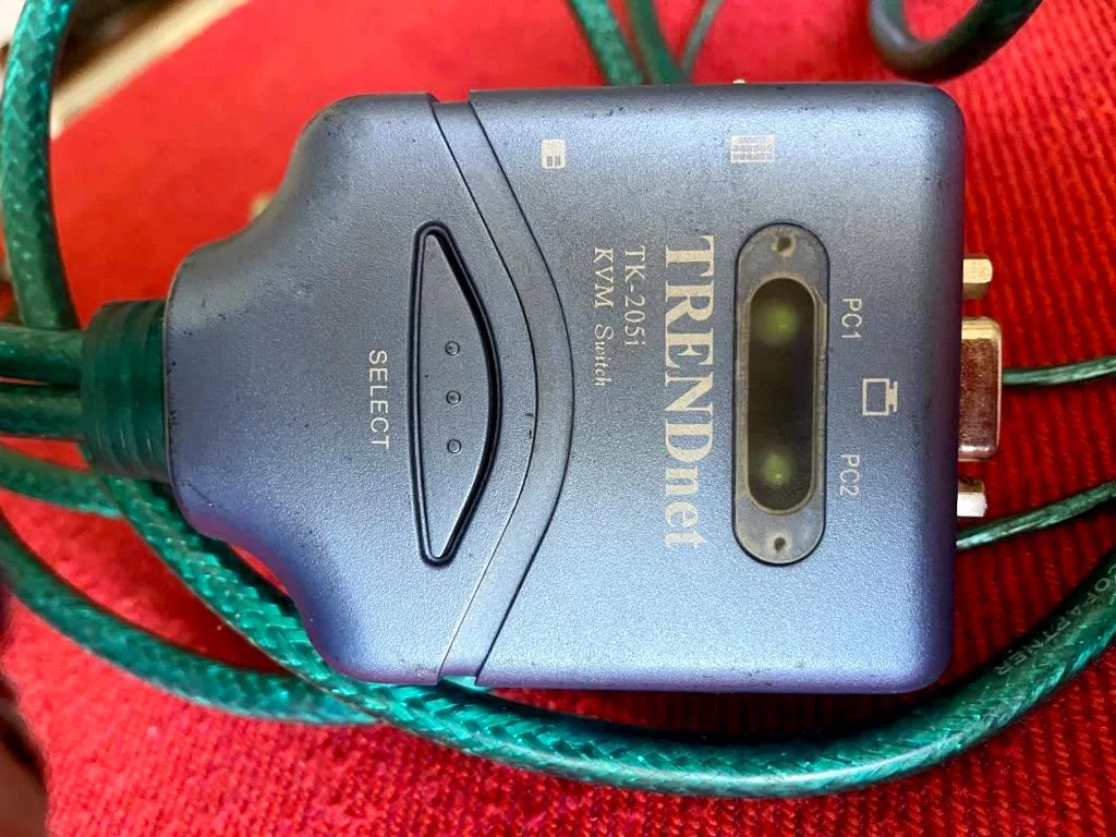 KVM pour relier deux ordinateurs sur un écran - Informatique - Paris 16e Arrondissement (75016)