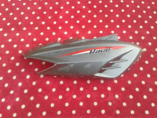 Cache droit scooter barossa 50 speed race 2008 - Équipements Moto - Compiègne (60200)