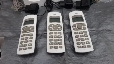 Trois téléphones - photo 4
