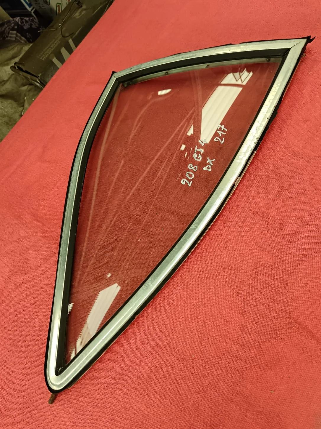 Vitre arrière droite avec cadre Ferrari 208/308GT4 - Équipements Auto - Nice (06300)