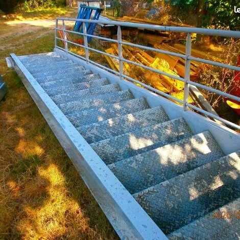 Escalier droit galvanisé avec palier et rampe - Bricolage - Montmaur (11320)