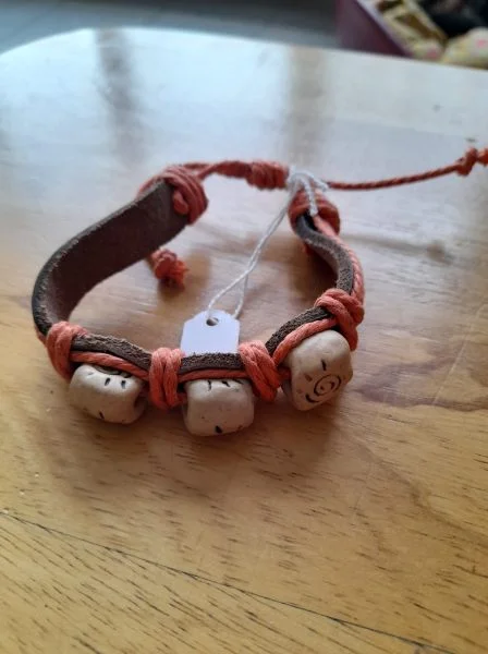 Bracelet tibétain en cuir et os n°2 - Bijoux & Montres - Saint-Satur (18300)