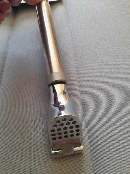 Presse ail double fonction , avec grattoir - Collection - Saint-Satur (18300)