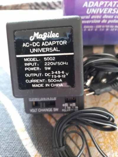 Adaptateur universel 3/12 volt - photo 3