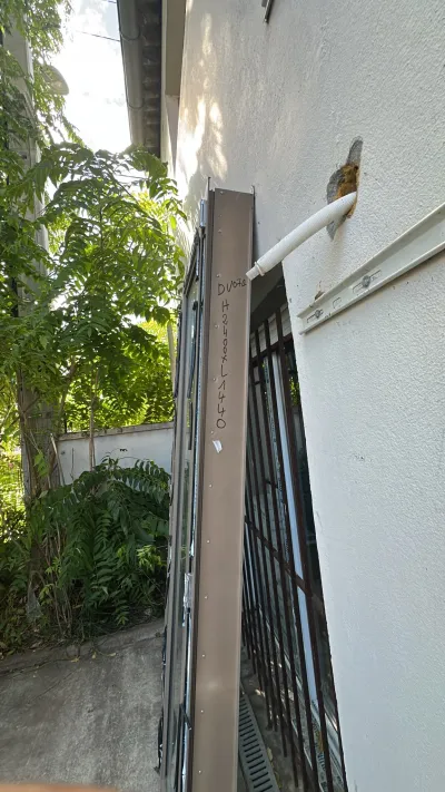 Porte fenêtre en aluminium deux vantaux - photo 2