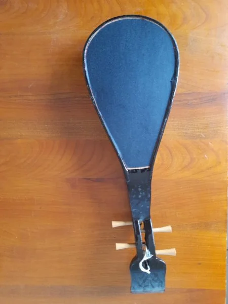 Boite à ombre pour mandoline chinoise laquée noire - Décoration - Saint-Satur (18300)