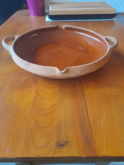 Grand plat creux en terre cuite avec bec verseur - photo 3