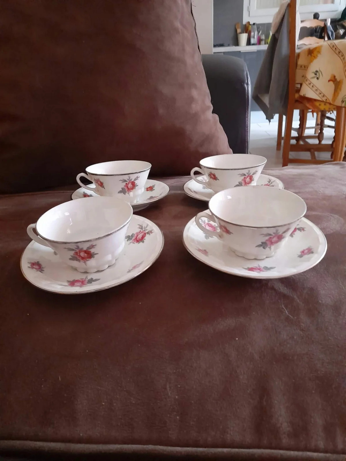 Lot 4 tasses et 4 sous tasses en porcelaine - Arts de la Table - Saint-Satur (18300)