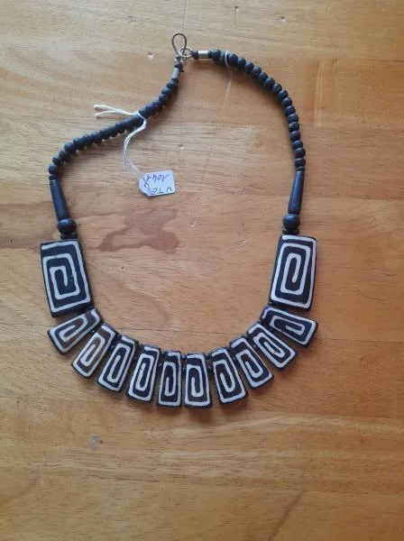 Collier ethnique en os et perle en bois - Bijoux & Montres - Saint-Satur (18300)
