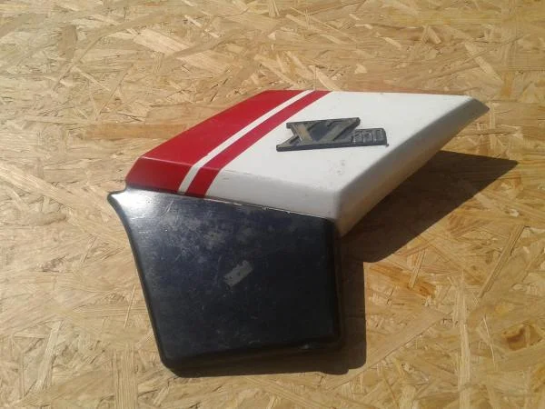 Cache latéral gauche yamaha xz 550 1985 - Équipements Moto - Marignane (13700)