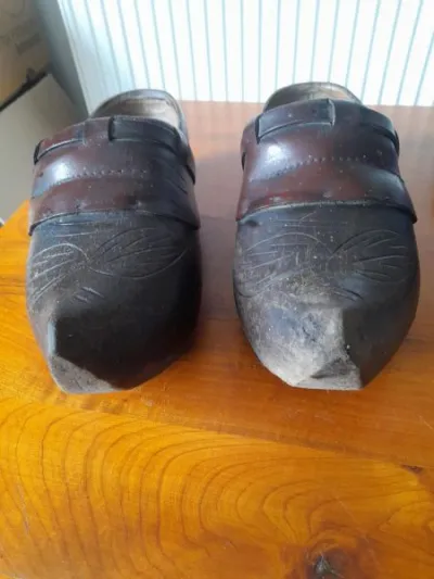 Ancienne paire de sabots en bois et brides cuir - photo 2
