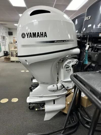 Moteur hors-bord Yamaha F90LB2 ES Blanc Perle 2025 - photo 4