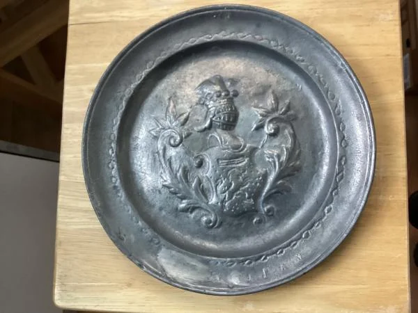 Deux assiettes en étain anciennes - Collection - Reims (51100)