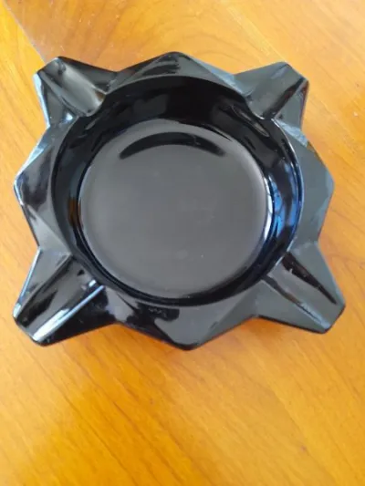 Cendrier en verre teinté noir moulé - forme étoile - photo 3