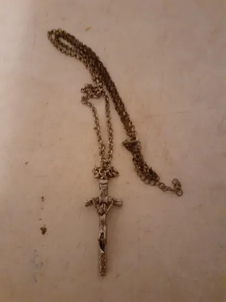 Chaine avec pendentif croix crucifix - Bijoux & Montres - Saint-Satur (18300)