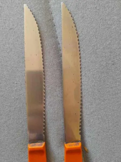 Lot 2 couteaux - manche plastique - - Collection - Saint-Satur (18300)