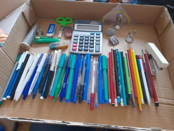 Lot 55 fournitures de bureau , école - stylos - Livres - Saint-Satur (18300)