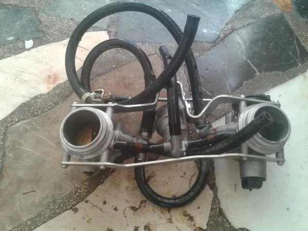 Rampe injection ducati 748 2005 - Motos & Scooters - Nancy (54000)