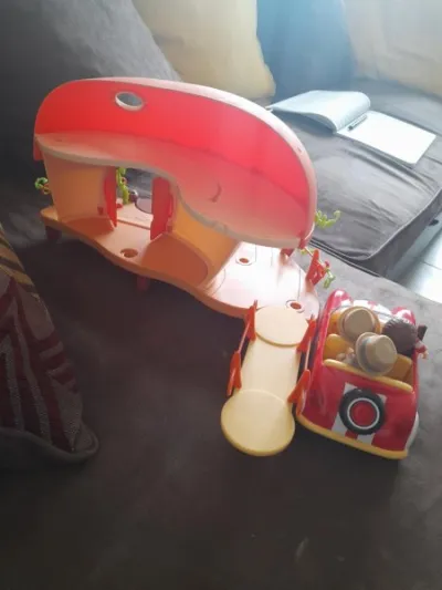 Maison cabane des monchichi + voiture + personnags - Jeux & Jouets