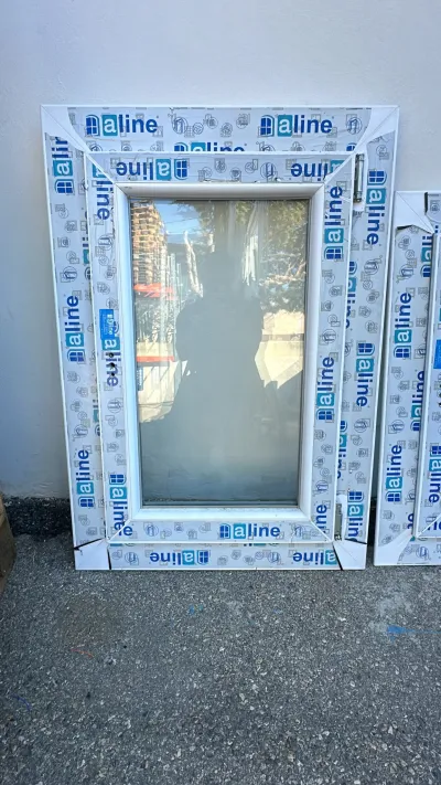 Fenêtre pvc blanc un vantail Haut 900 / Larg 590 - Bricolage