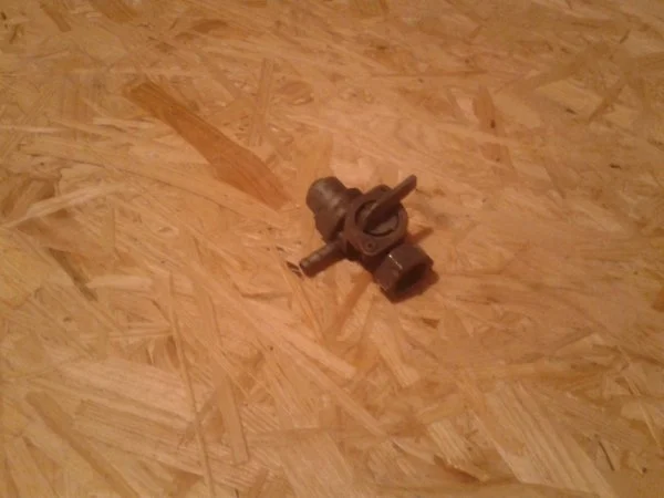 Robinet d éssence honda 125 cm 1992 - Équipements Moto - Marignane (13700)