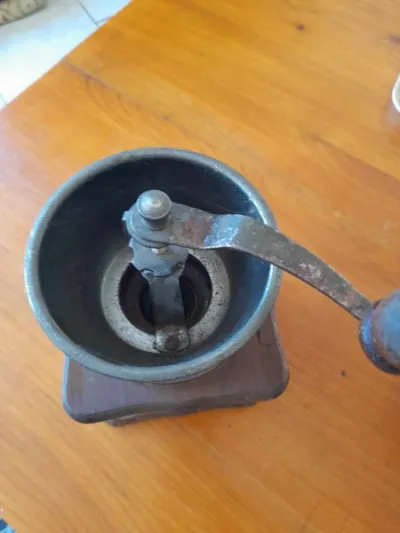 Ancien moulin à café en bois - photo 2