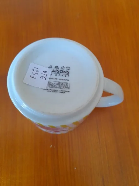 1 mug maison du monde " illustration macaron " - Collection - Saint-Satur (18300)