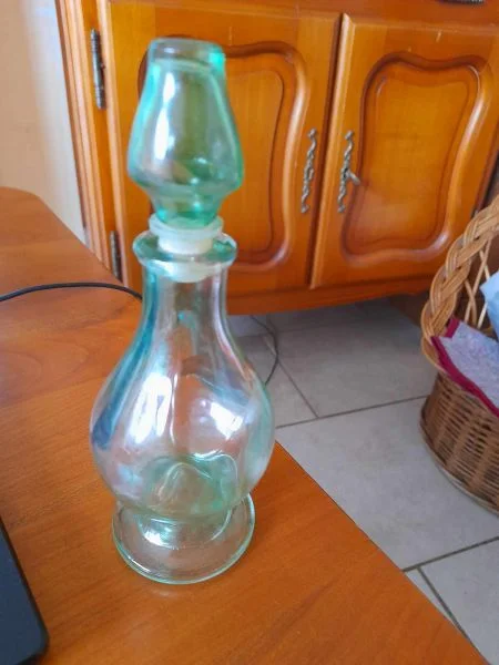 Flacon en verre moulé - vintage - Décoration - Saint-Satur (18300)